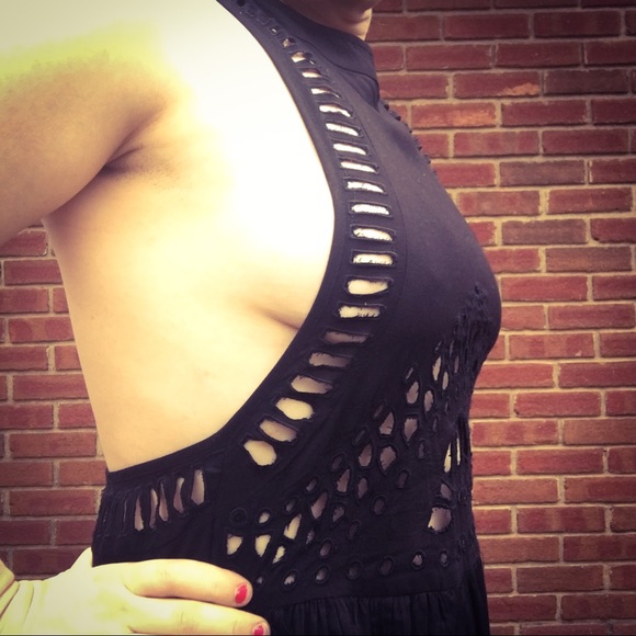 | H&M | Embroidered Black Dress - Picture 5 of 7